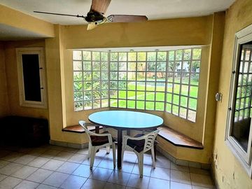 Casa en Venta. 4 amb. Piscina y Cochera. Olivos