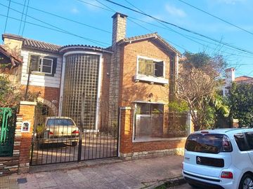 Casa en Venta. 4 amb. Piscina y Cochera. Olivos