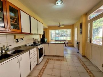 Casa en Venta. 4 amb. Piscina y Cochera. Olivos