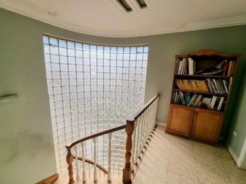 Casa en Venta. 4 amb. Piscina y Cochera. Olivos