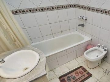 Casa en Venta. 4 amb. Piscina y Cochera. Olivos