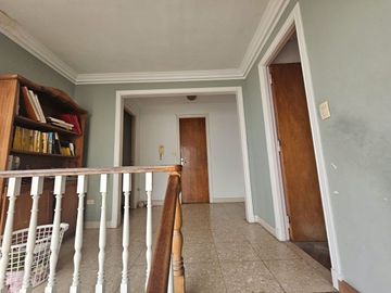 Casa en Venta. 4 amb. Piscina y Cochera. Olivos