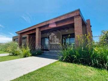 Casa en venta de 3 dormitorios con escritorio. Barrio San Pablo. Pilar.