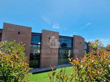 Casa en venta de 3 dormitorios c/ cochera en San Pablo. Pilar.