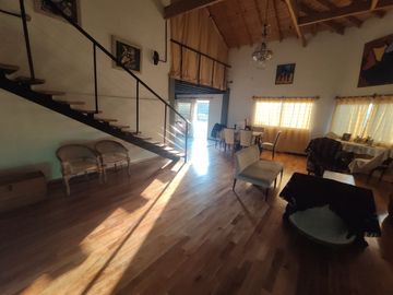 HERMOSO Y CÁLIDO LOFT FRENTE A PLAZA CON COCHERA