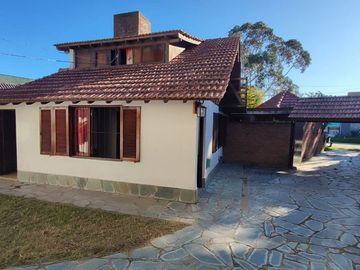 VENTA PH  y dos DEPARTAMENTOS  en  GESELL CENTRO