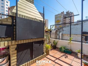 PH INTERNO - GRAN UBICACION CON PARRILLA