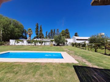 POSADA Y BODEGA EN VENTA