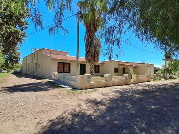 POSADA Y BODEGA EN VENTA