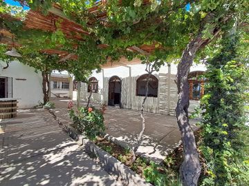 POSADA Y BODEGA EN VENTA