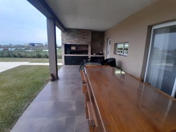 Casa de 4 ambientes con pileta en venta - Club de Campo Santa Clara al Sur - San Vicente