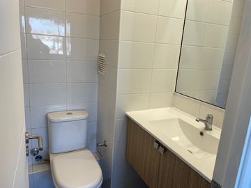 Vende departamento acogedor, excelente ubicación, condomini