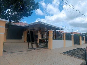 VENTA DE CASA EN DAVID  RESIDENCIAL AQUALINA COMPLETAMENTE CERCADA
