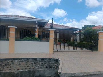 VENTA DE CASA EN DAVID  RESIDENCIAL AQUALINA COMPLETAMENTE CERCADA