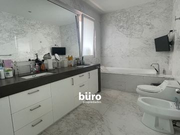 EXCLUSIVA CASA EN VENTA CON 6 DORMITORIOS EN SAN ISIDRO