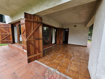 Chalet en venta de 3 dormitorios c/ cochera en Zona Sur