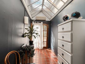 CASA EN VENTA EN PUNTA CHICA CON JARDIN Y PILETA