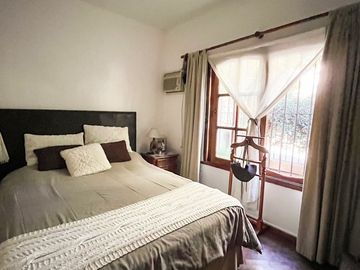 CASA EN VENTA EN PUNTA CHICA CON JARDIN Y PILETA