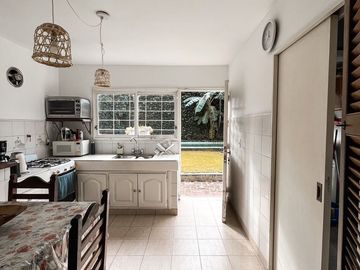 CASA EN VENTA EN PUNTA CHICA CON JARDIN Y PILETA