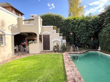 CASA EN VENTA EN PUNTA CHICA CON JARDIN Y PILETA