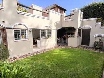 CASA EN VENTA EN PUNTA CHICA CON JARDIN Y PILETA