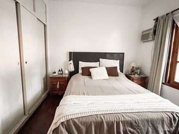 CASA EN VENTA EN PUNTA CHICA CON JARDIN Y PILETA