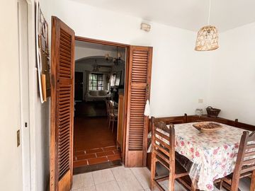 CASA EN VENTA EN PUNTA CHICA CON JARDIN Y PILETA
