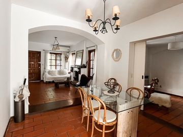 CASA EN VENTA EN PUNTA CHICA CON JARDIN Y PILETA