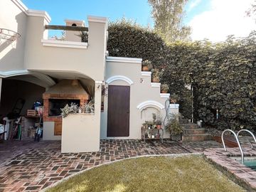 CASA EN VENTA EN PUNTA CHICA CON JARDIN Y PILETA