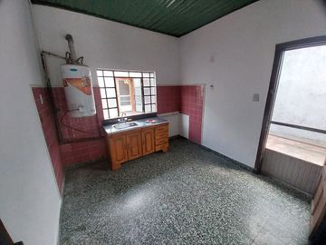 VENTA CASA 3 AMBIENTES CON PATIO - QUILMES OESTE