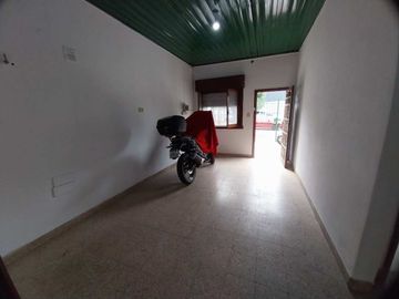 VENTA CASA 3 AMBIENTES CON PATIO - QUILMES OESTE