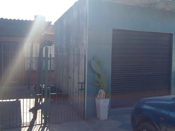 CASA EN VENTA CON LOCAL Y FONDO LIBRE CON DEPOSITO, TORTUGUITAS.