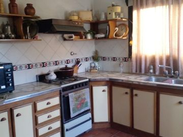 CASA EN VENTA CON LOCAL Y FONDO LIBRE CON DEPOSITO, TORTUGUITAS.