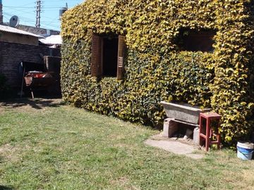 CASA EN VENTA CON LOCAL Y FONDO LIBRE CON DEPOSITO, TORTUGUITAS.
