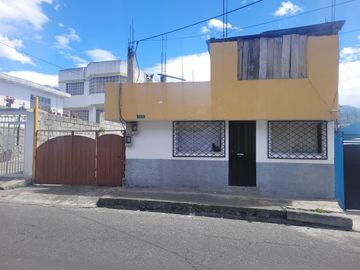 VENDO CASA EN RANCHO BAJO CONDADO NORTE DE QUITO