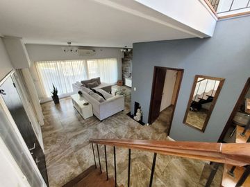 VENTA CASA 4 AMB. 2 COCHERAS, JARDÍN, DON BOSCO