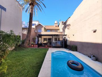 VENTA CASA 4 AMB. 2 COCHERAS, JARDÍN, DON BOSCO