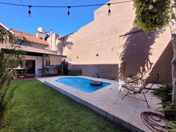 VENTA CASA 4 AMB. 2 COCHERAS, JARDÍN, DON BOSCO