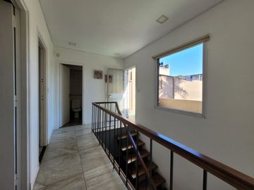 VENTA CASA 4 AMB. 2 COCHERAS, JARDÍN, DON BOSCO