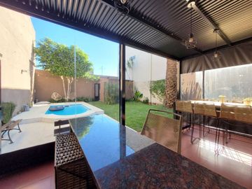 VENTA CASA 4 AMB. 2 COCHERAS, JARDÍN, DON BOSCO