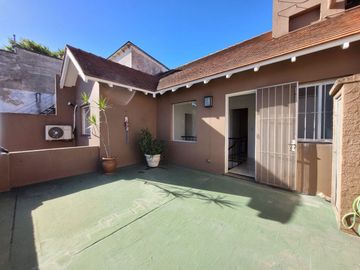 VENTA CASA 4 AMB. 2 COCHERAS, JARDÍN, DON BOSCO