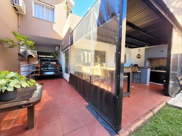 VENTA CASA 4 AMB. 2 COCHERAS, JARDÍN, DON BOSCO