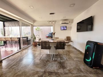 VENTA CASA 4 AMB. 2 COCHERAS, JARDÍN, DON BOSCO