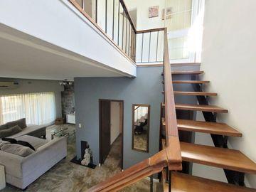 VENTA CASA 4 AMB. 2 COCHERAS, JARDÍN, DON BOSCO