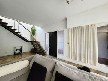 VENTA CASA 4 AMB. 2 COCHERAS, JARDÍN, DON BOSCO