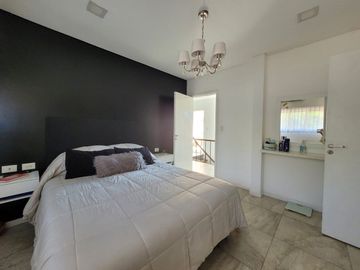 VENTA CASA 4 AMB. 2 COCHERAS, JARDÍN, DON BOSCO