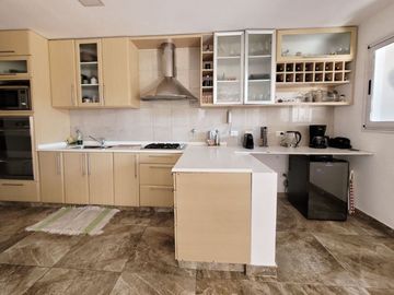 VENTA CASA 4 AMB. 2 COCHERAS, JARDÍN, DON BOSCO