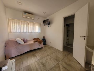 VENTA CASA 4 AMB. 2 COCHERAS, JARDÍN, DON BOSCO