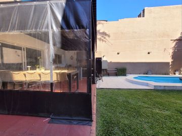 VENTA CASA 4 AMB. 2 COCHERAS, JARDÍN, DON BOSCO