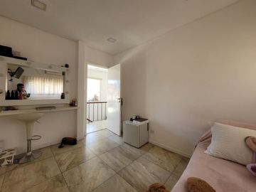 VENTA CASA 4 AMB. 2 COCHERAS, JARDÍN, DON BOSCO